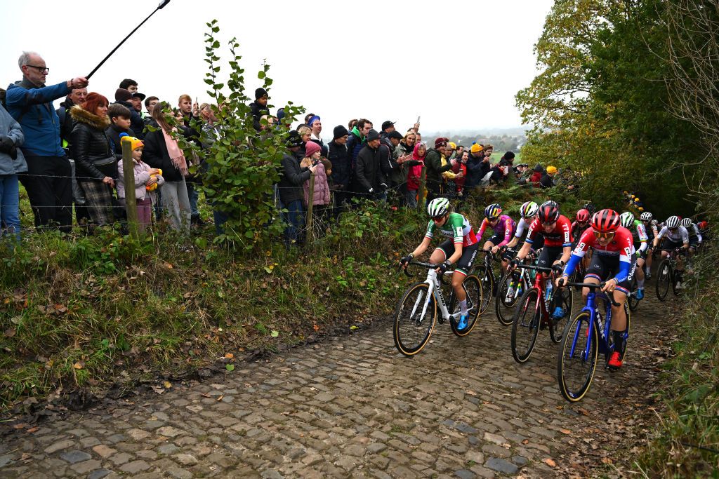OUDENAARDE BELGIUM NOVEMBER 01 LR Sara Casasola of Italy an Team Crelan Corendon Annemarie Worst of The Netherlands and Team Worst Cyclocross Reds and Lucinda Brand of The Netherlands and Team Baloise Trek Lions lead the peloton during the 35th Trofee Oudenaarde Koppenbergcross 2024 Womens Elite on November 01 2024 in Oudenaarde Belgium Photo by Luc ClaessenGetty Images