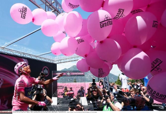 Nairo Quintana lets the balloons go at the start of stage 21