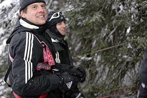 Der Jan abseils in the snow