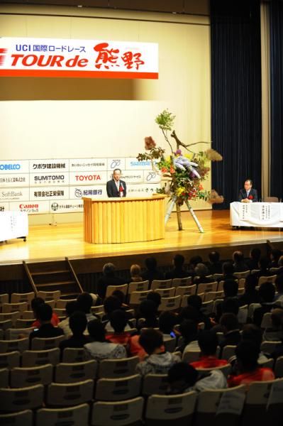 The press conference was a grand affair