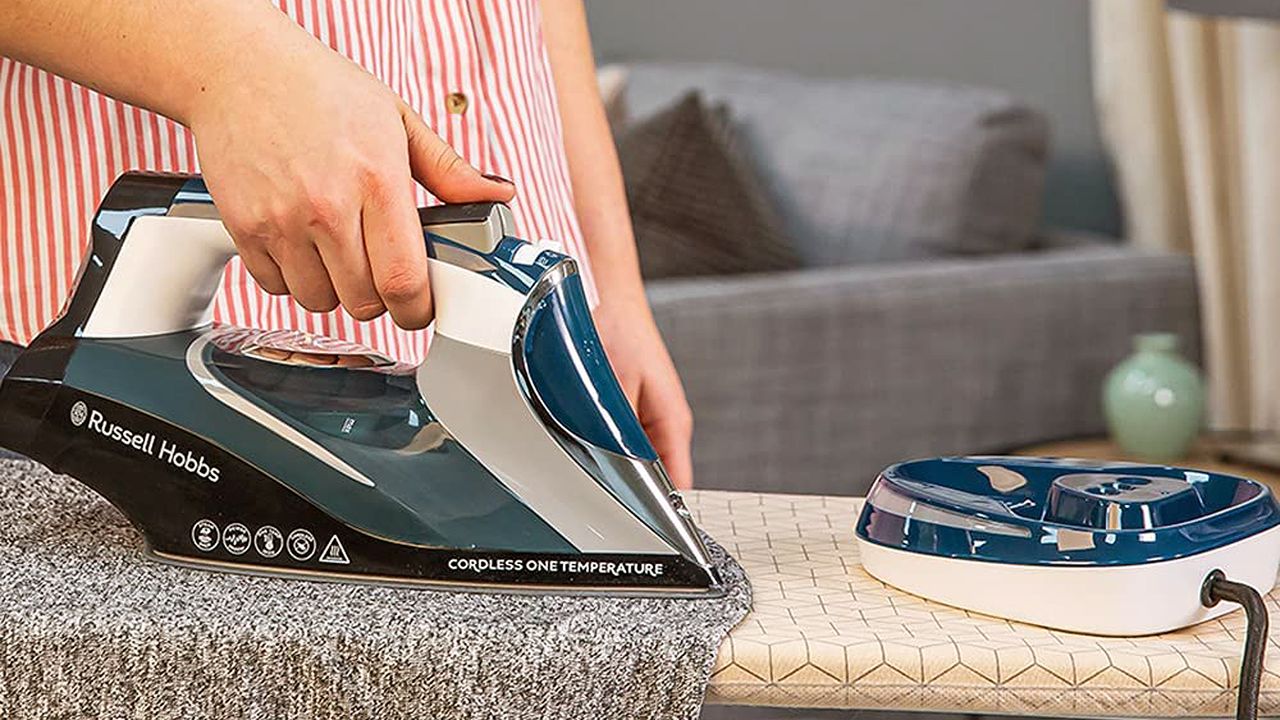 Russell Hobbs Cordless One Temperature 26020 Steam Iron review