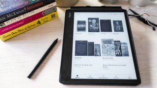 einer der besten ebook reader: Kobo Elipsa auf dem Schreibtisch