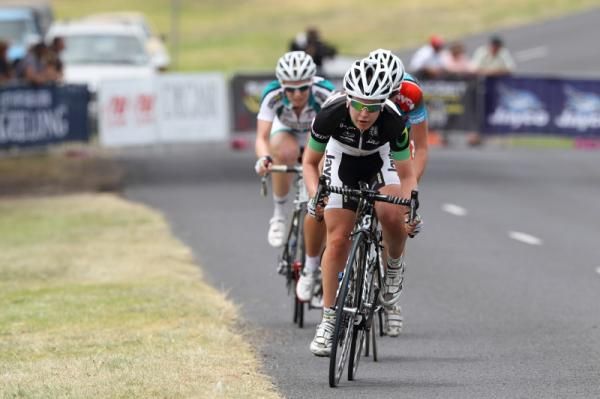Amanda Spratt (GreenEDGE) leads the first break of the day
