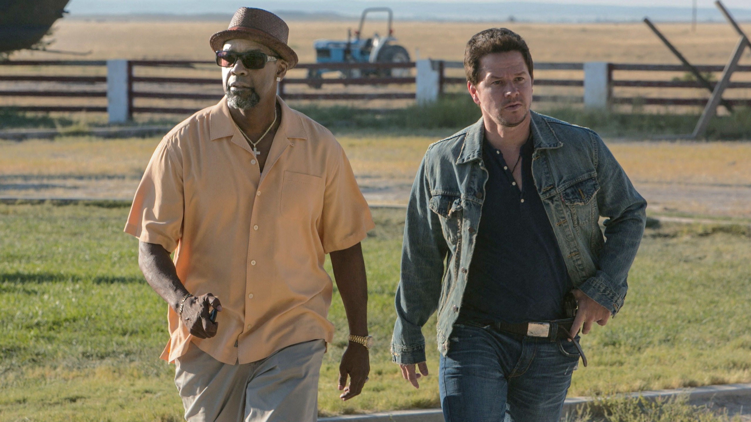 (L-R) Denzel Washington and Mark Wahlberg in "2 Guns" (2013)