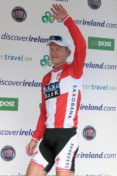 Matti Breschel (Team Saxo Bank) approaches the podium to receive the white jersey for best placed U25 rider on GC.