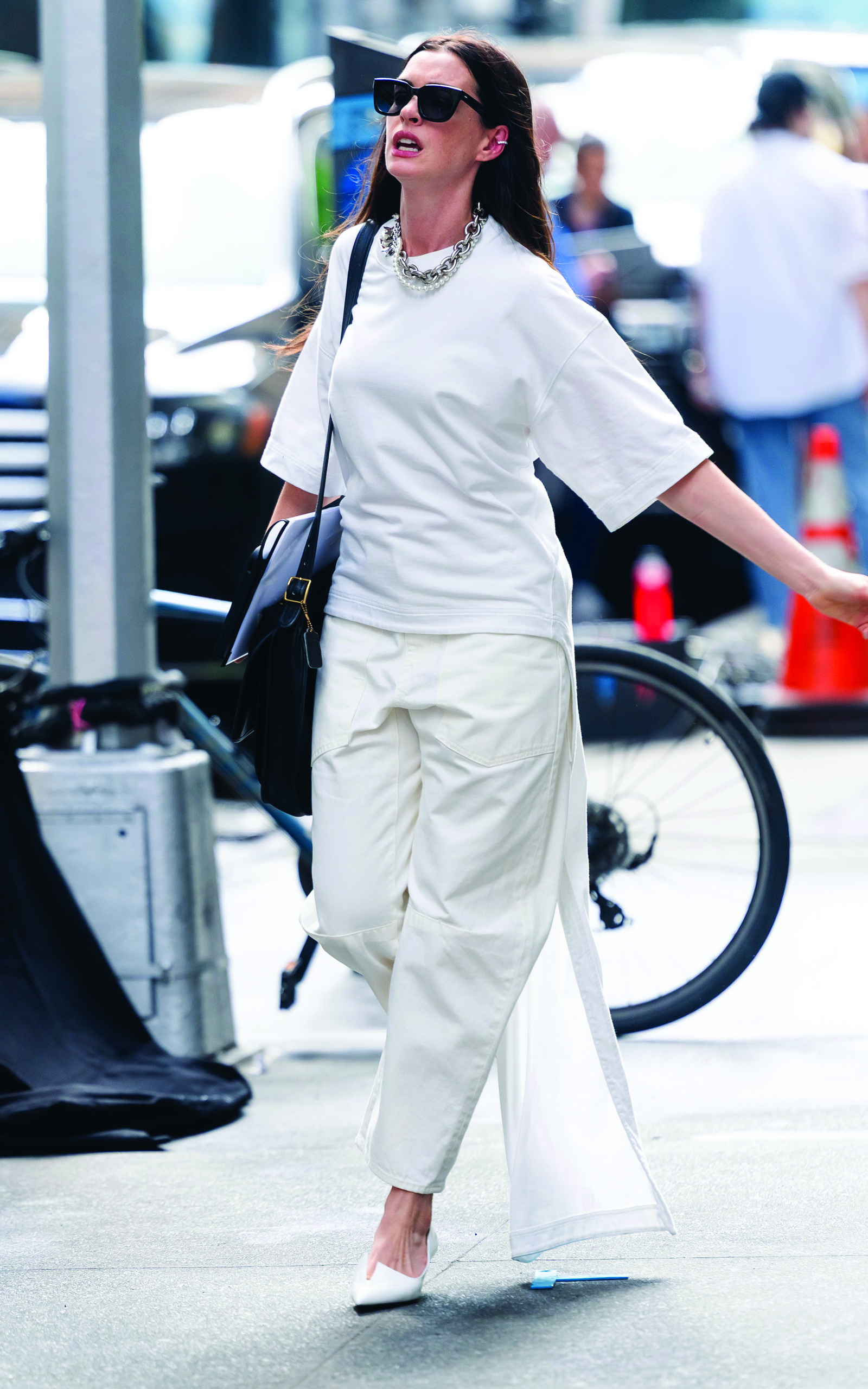 Celebrity Sightings In New York City - July 25, 2025NEW YORK, NEW YORK - JULY 25: Anne Hathaway is seen filming 'The Devil Wears Prada 2' in Midtown on July 25, 2025 in New York City.