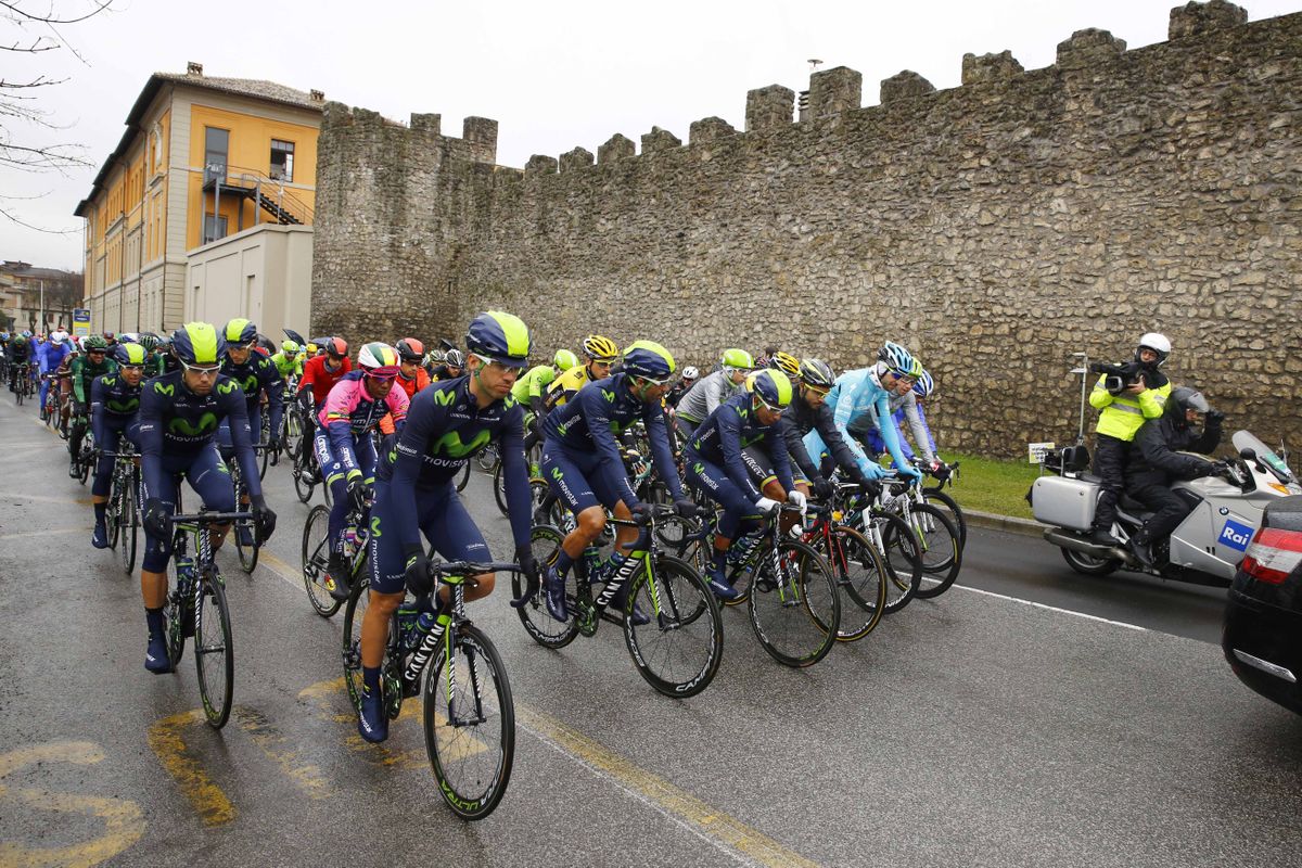 The Tirreno-Adriatico peloton sets out from Rieti.