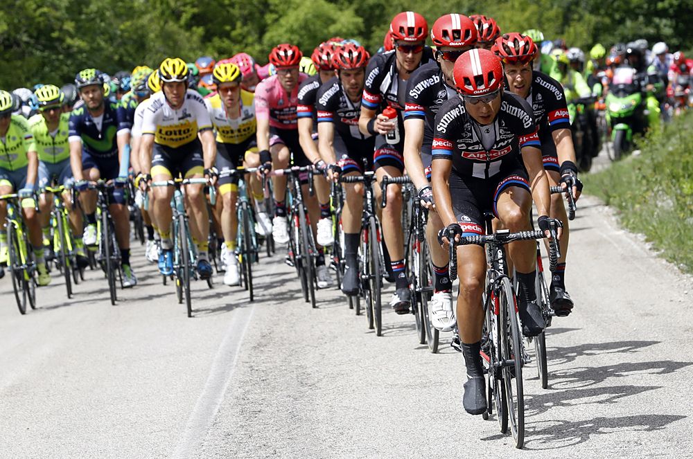 Giant-Alpecin lead the main field during stage 6 at the Giro d'Italia