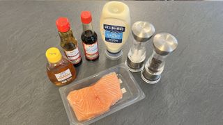 ingredientes de los bocaditos de salmón en la freidora de aire