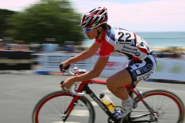 Emma Mackie (Virgin Blue) bridged across to Alex Carle (Jayco-AIS)