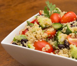 Quinoa, mostrada aqui num medley vegetal, é um nutritivo #34;super-alimentar.#34;