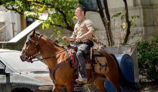 andrew lincoln rick grimes on a horse the walking dead season 9 premiere