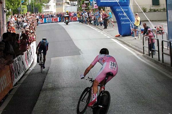 Ivan Basso (CSC) goes through the tunnel after Cunego