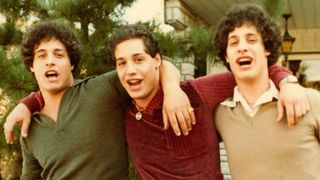 Bästa Netflix-dokumentärer: Edward, David och Robert från Netflix-dokumentären Three Identical Strangers.