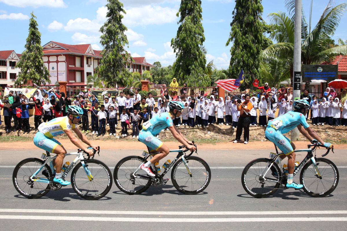 Valerio Agnoli and Andrey Zeits taking care of Andrea Guardini (Astana)