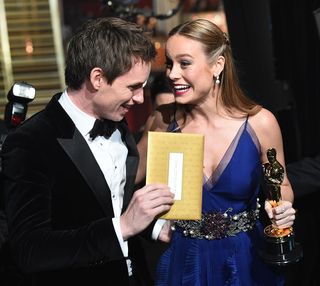 Eddie Redmayne handed Brie Larson her Oscar