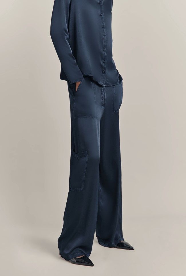 missing-image سوف ينتشر صيحة البنطلونات الحريرية في كل مكان هذا الربيع