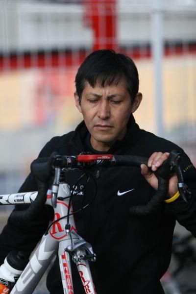 A rider's SRM is calibrated before a training ride