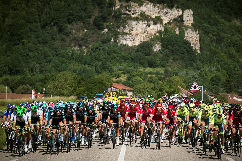 Teams line up on the front during stage 1 at Criterium du Dauphine
