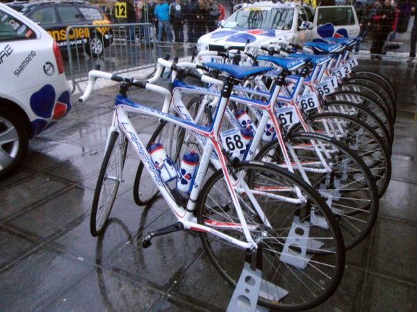Francaise de Jeux's Lapierres lined-up before the start
