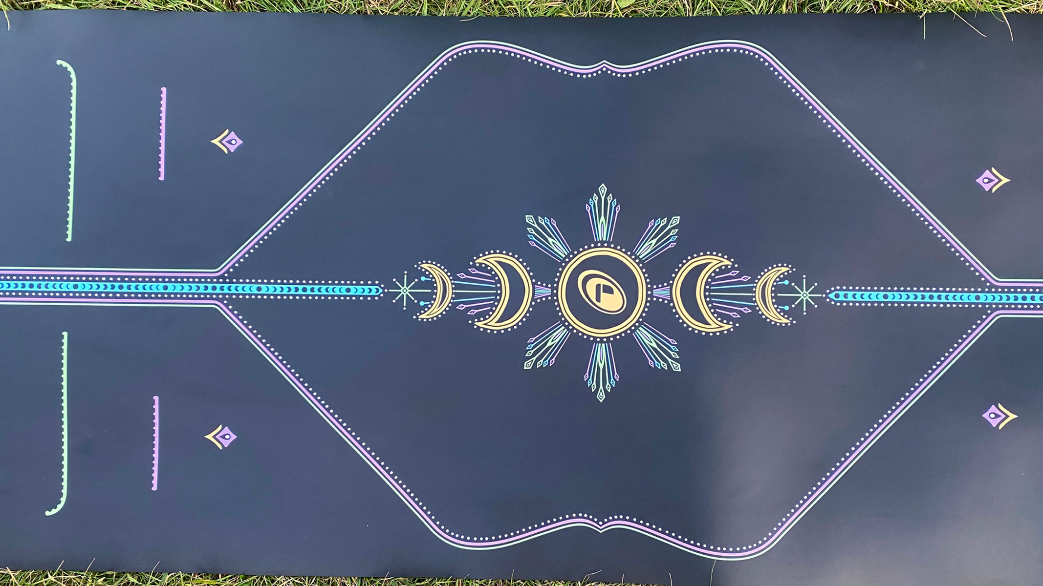 a close-up picture of the alignment marks on the Liforme yoga mat