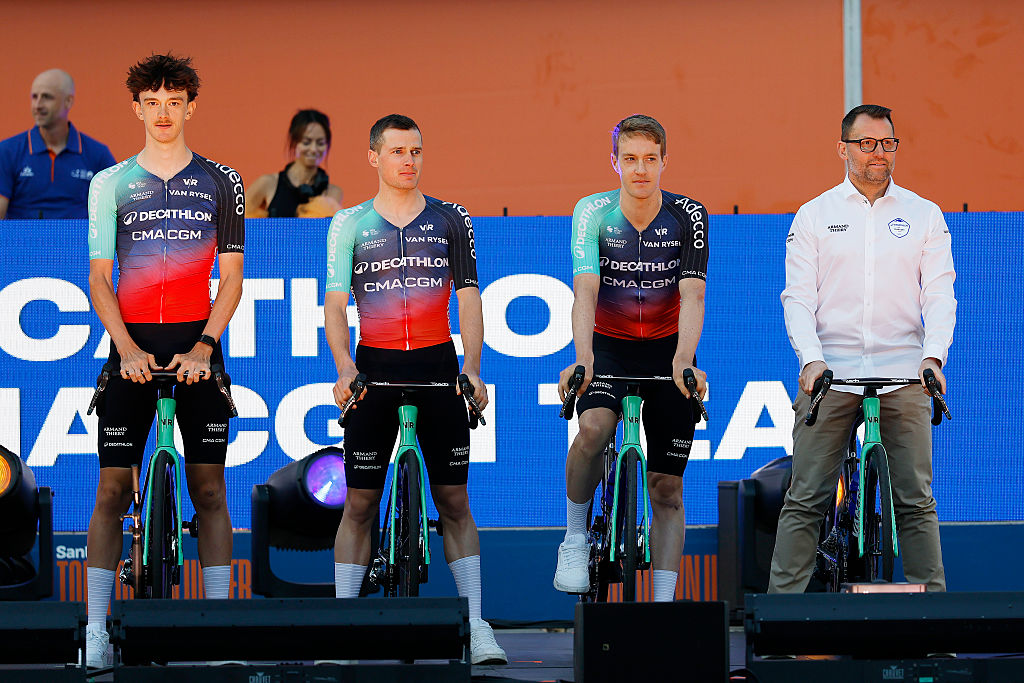 Adelaida, Australia - 16 de enero: (LR) Antoine L'Hôte de Francia, Nicolas Prodhomme de Francia y Callum ScOum sctoum de Australia y el equipo Decathlon CMA CGm durante el 26º Santos Tour Down Under 2026, presentación del equipo el 16 de enero de 2026 en Adelaida, Australia. (Foto de con chronis/getty images)