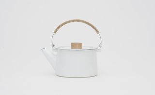 'Kaico' kettle, by Makoto Koizumi of Kaico / Ambai, for J Style. A white kettle with a half circle wooden handle.