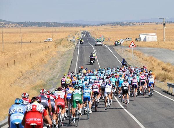 The peloton makes its way across a large plain.