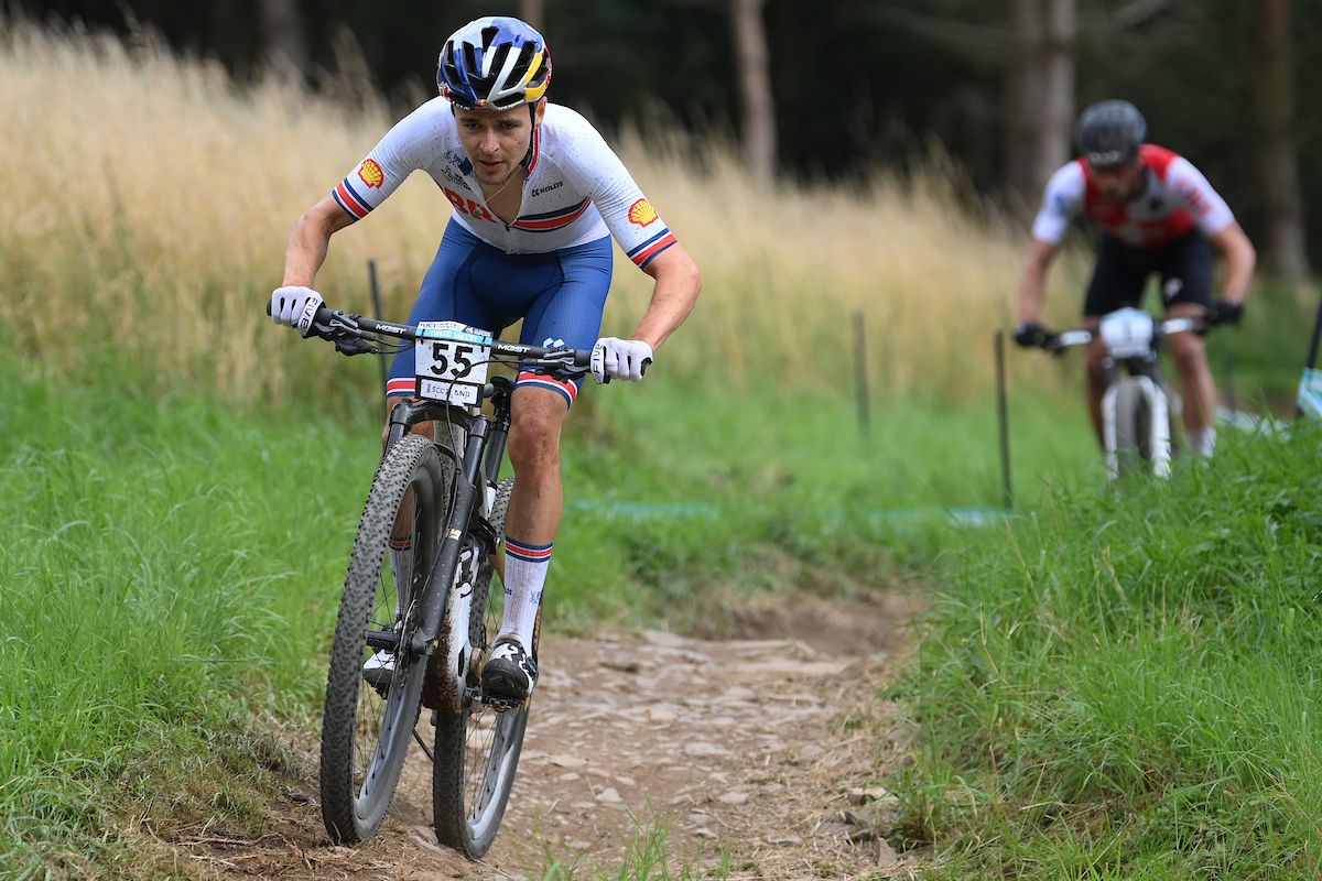 Tom Pidcock (Great Britain) gets a gap on Nino Schurter (Switzerland)