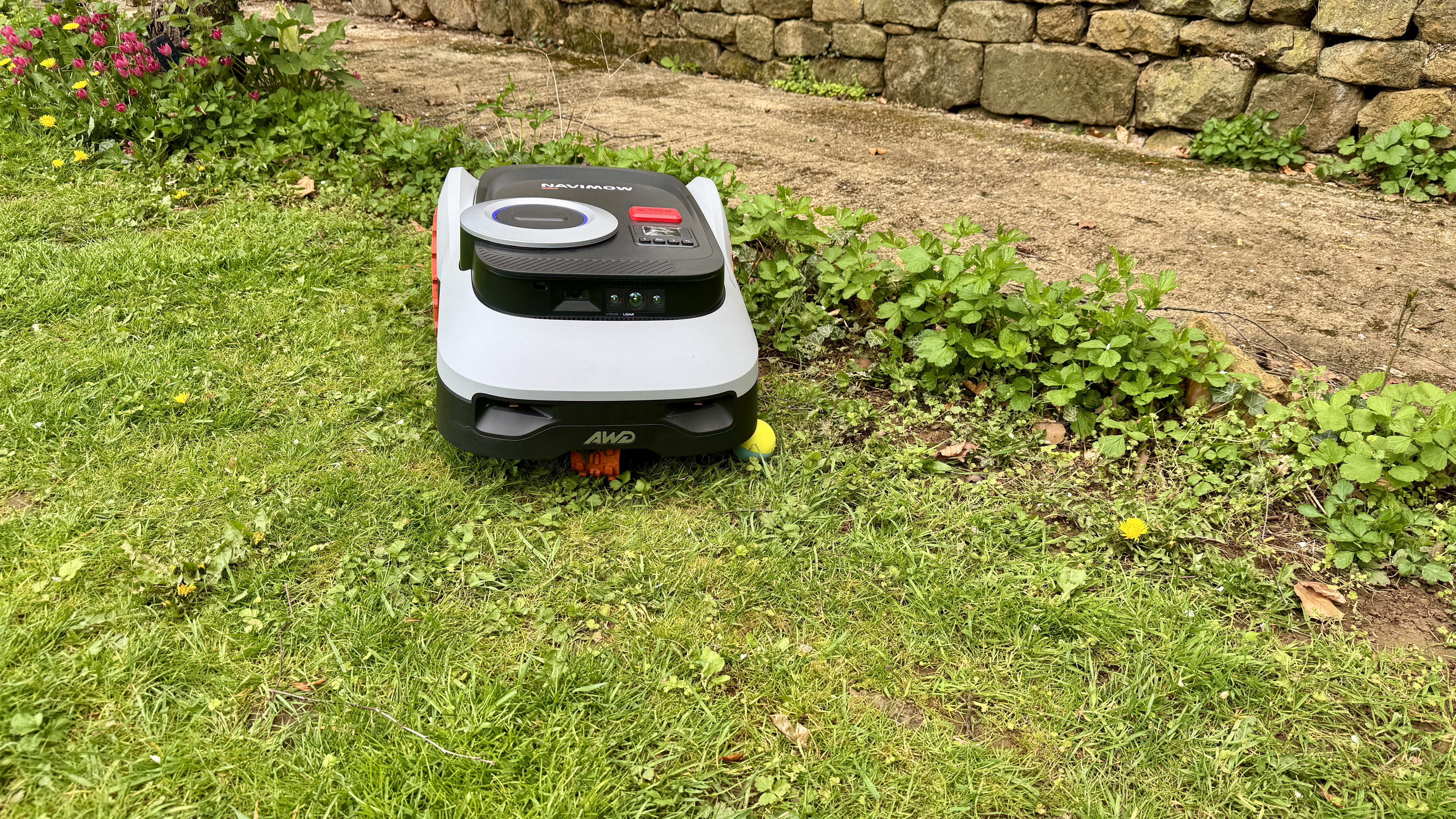Segway Navimow i210E LiDAR Pro heading towards edge of lawn