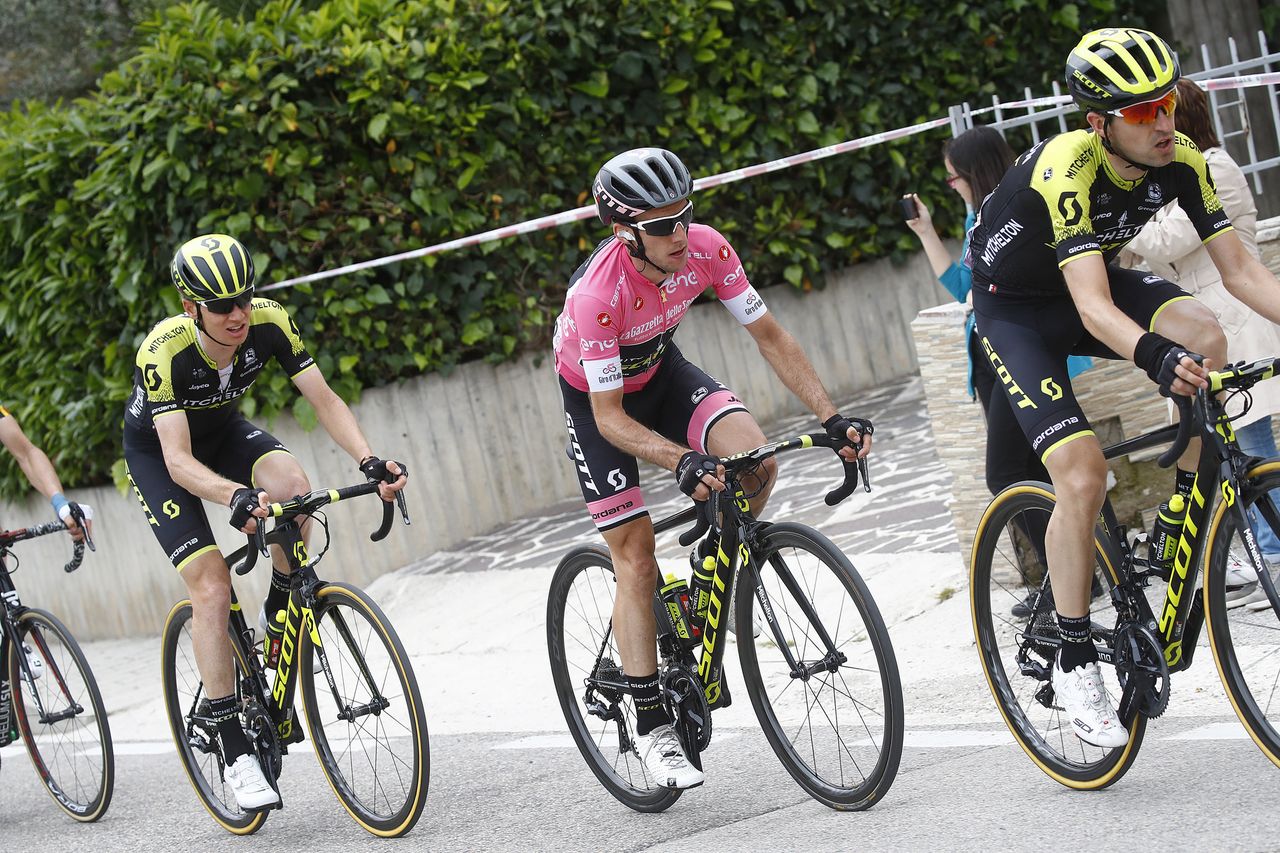 Simon Yates wears the maglia rosa