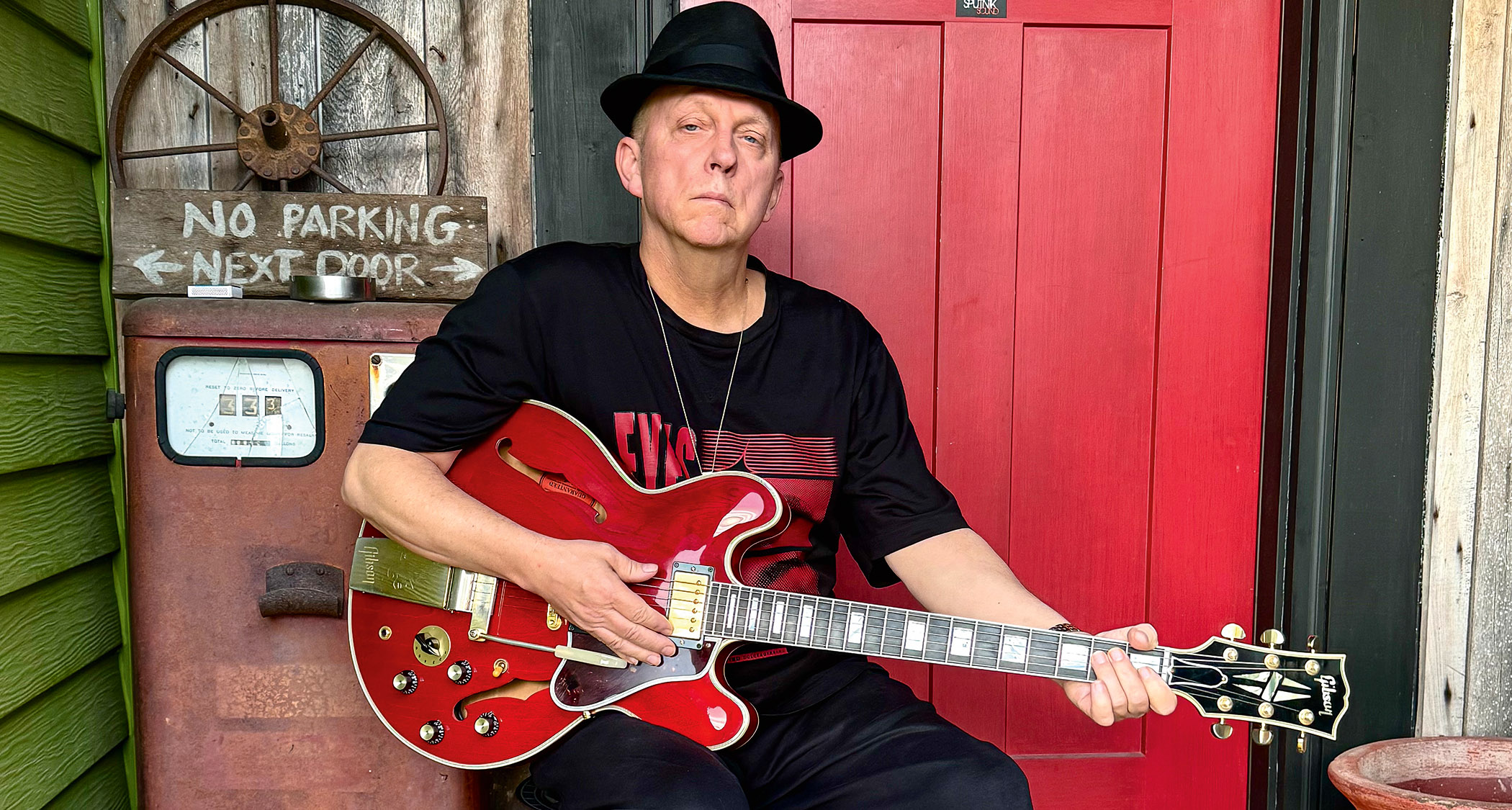 Stephen Dale Petit with his Gibson ES-355