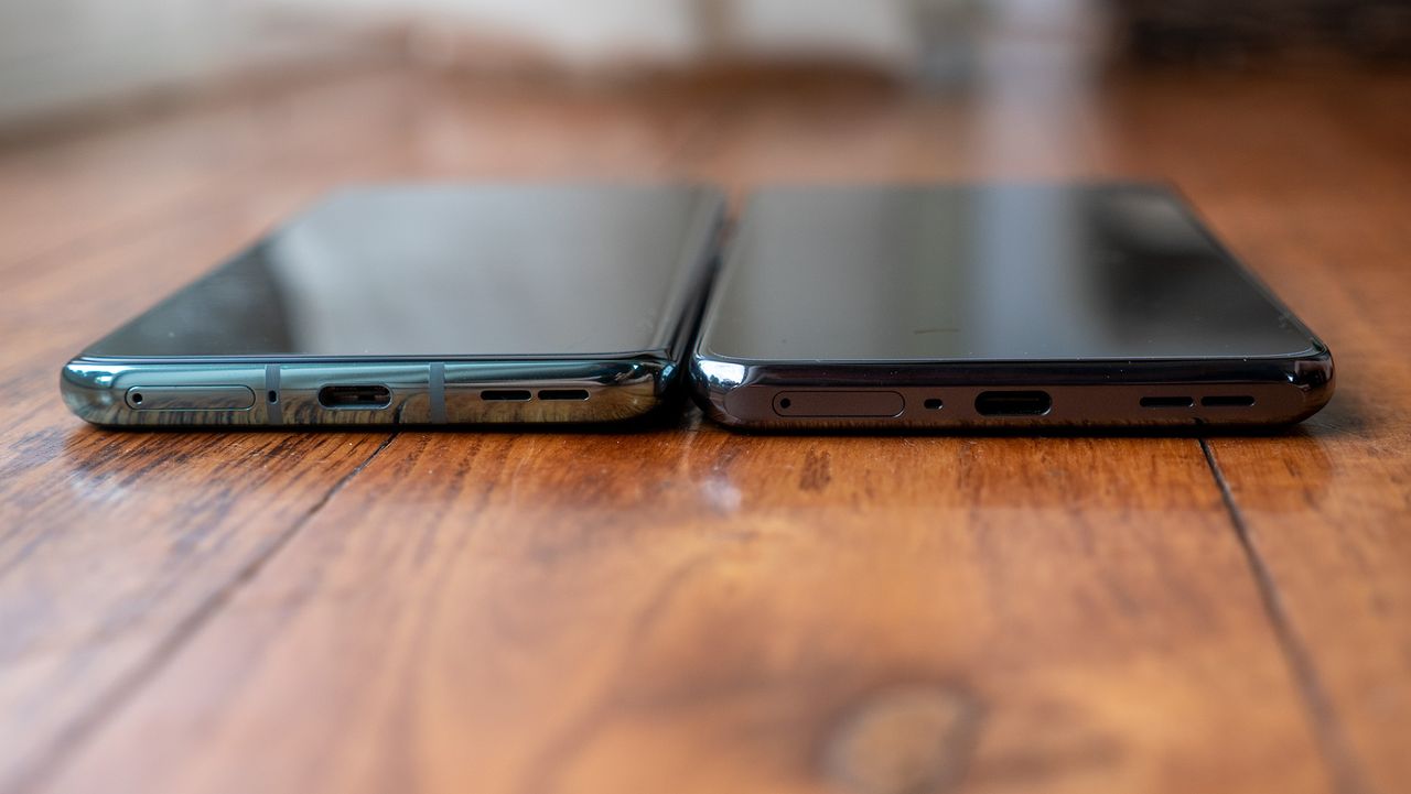 The OnePlus 10 Pro (green) next to the OnePlus 10T (black)