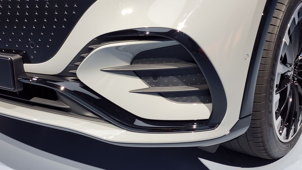 Close-up of air intake at front of the EQS SUV