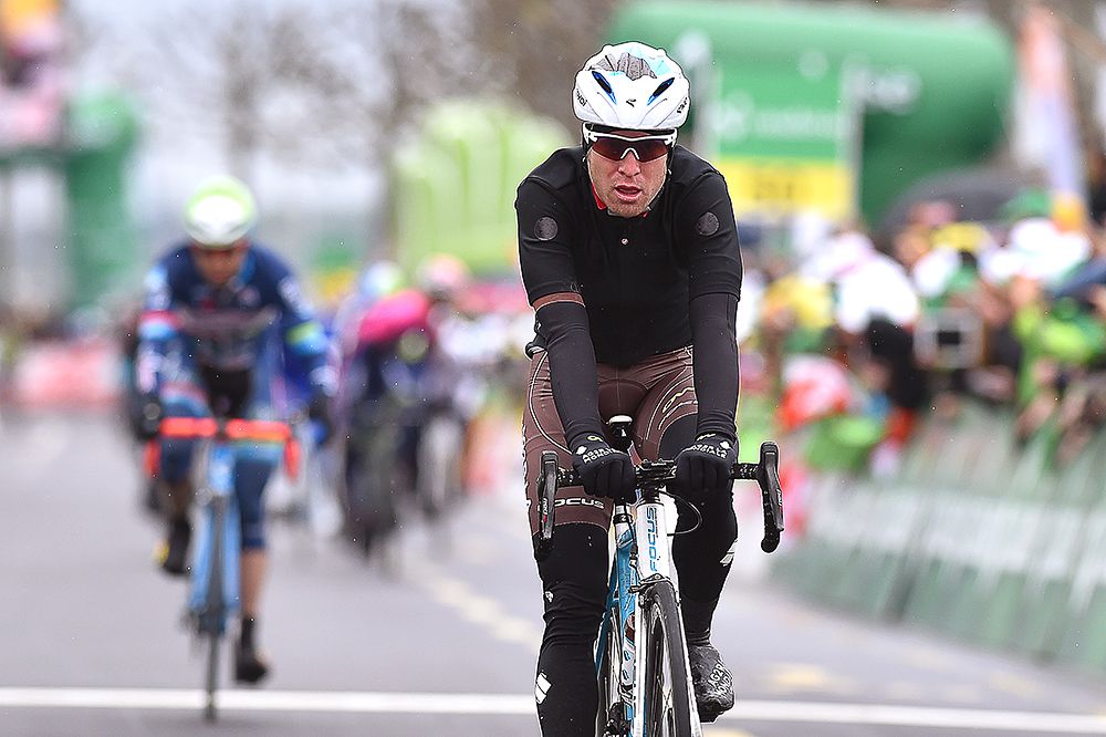 Jan Bakelants finishes the final stage at Tour de Romandie