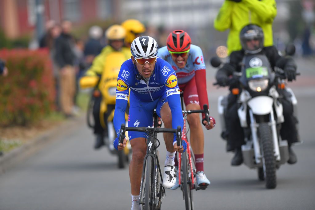 Gilbert and Politt on the run-in to the finish