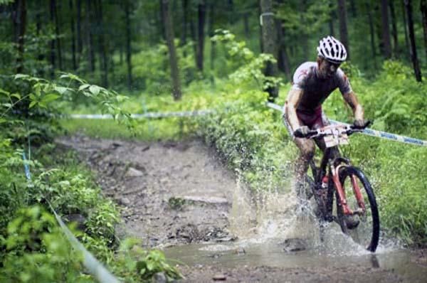Christoph Sauser rides in the mud in Bromont.