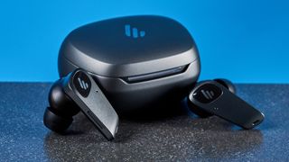 edifier neobuds planar, earbuds with 12mm magnetic planar drivers, 6 ear tip sizes, and a grey silver metallic charging case