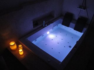 The private hot tub of the Zingiber suite