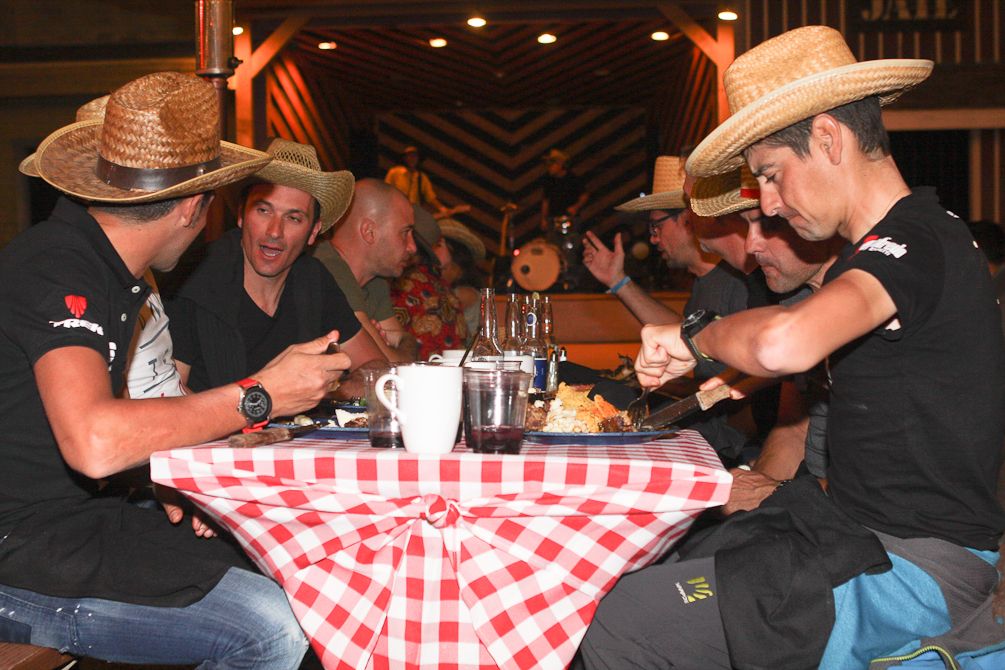 Alberto Contador, Jesus Hernandez and Ivan Basso enjoy the western barbecue