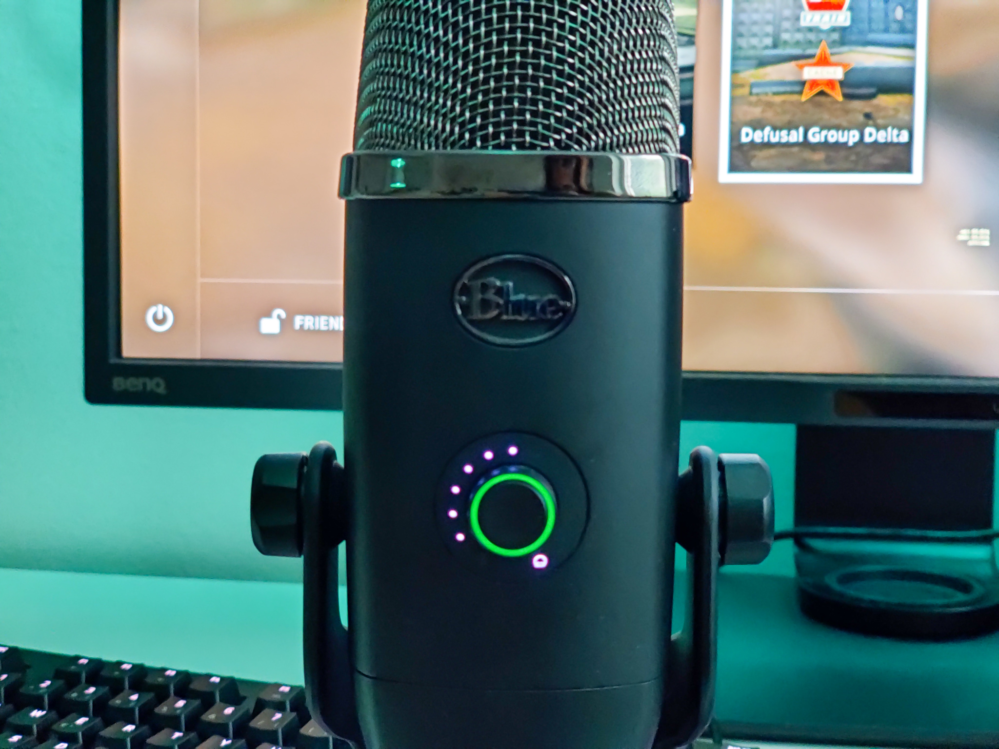 Blue Yeti X -mikrofoni työpöydällä