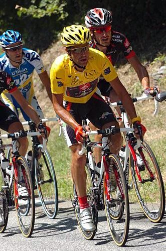 Oscar Pereiro (Caisse d'Epargne) with Vladimir Karpets in tow