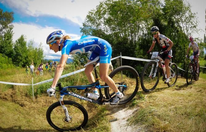 Catharine Pendrel (Luna Pro Team) chasing down Dombroski