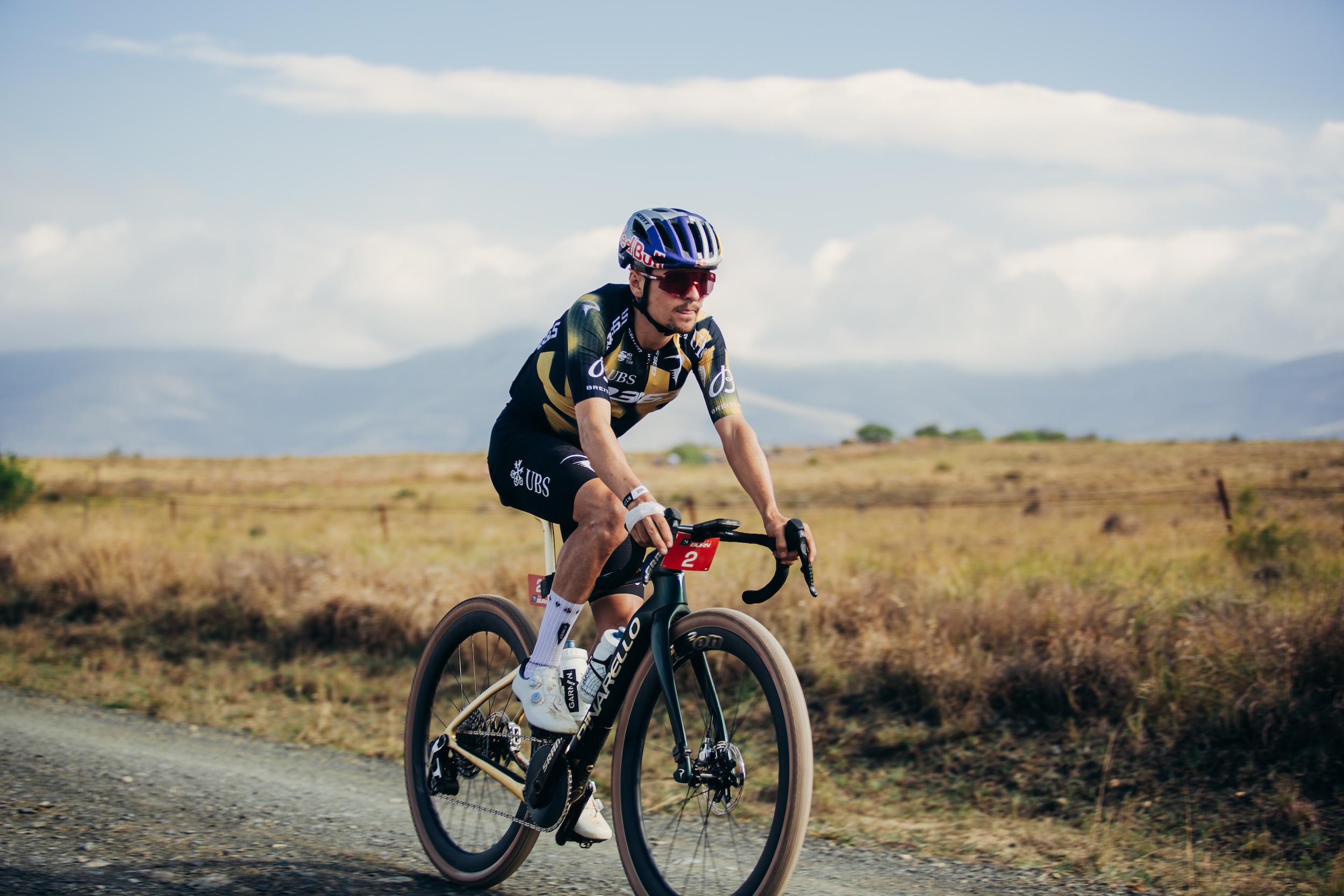 El ganador de la Etapa 5, Tom Pidcock, viaja en la Etapa 6 neutralizada en Nedbank Gravel Burn en 2025