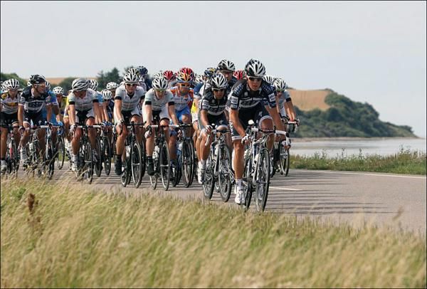 Saxo Bank, the team of defending champion Jakob Fuglsang, sets tempo in the peloton.