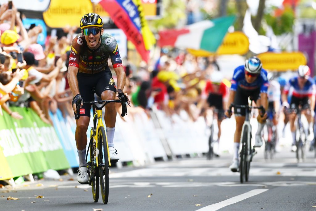 Christophe Laporte wins alone