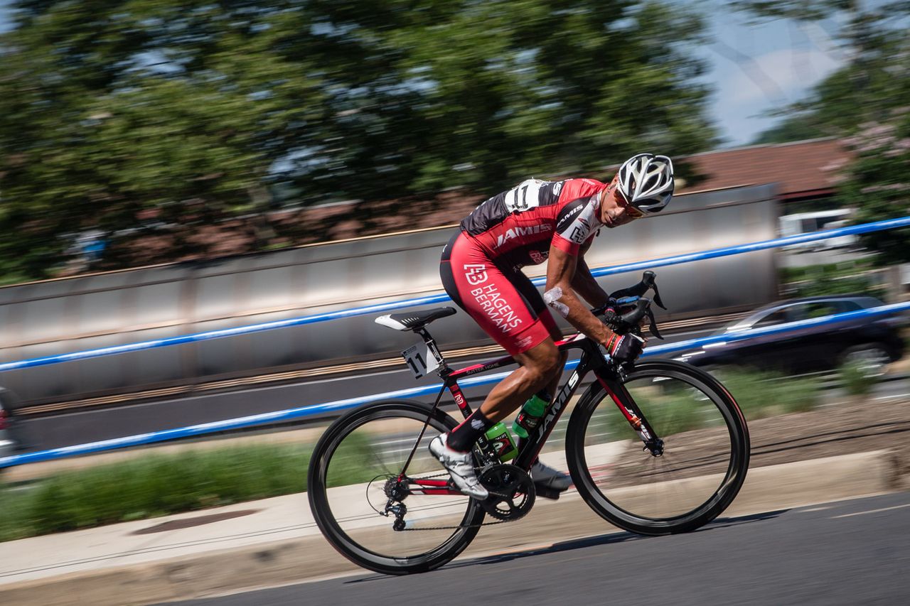 Luis Amaran (Jamis) launches an attack