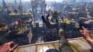 En person sparkas av ett tak i Dying Light 2