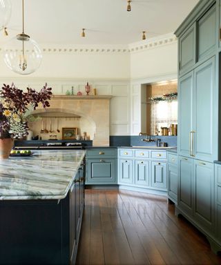 Traditional kitchen with cabinets in Lick Green 02 Photographer @paul_massey @sarahjghammond