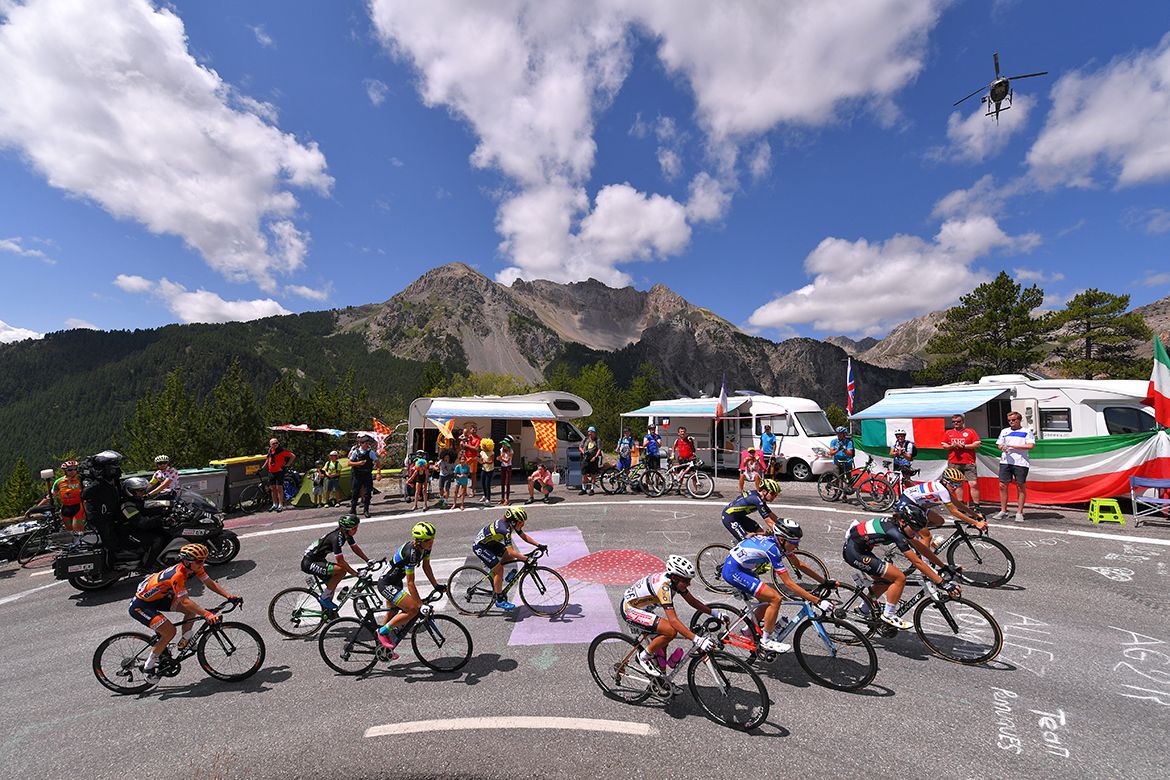 The group of favourites ascends the Col d'Izoard